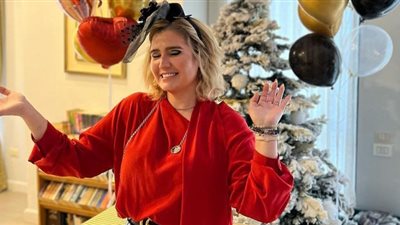 هنا شيحا تحتفل بعيد ميلادها بمائدة طعام (صور)