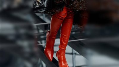 البوت الأحمر الطويل لإطلالة جذابة في شتاء 2023