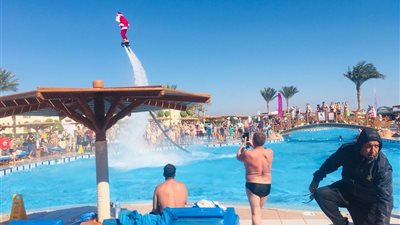 صور| «احتفالا بالكريسماس» بابا نويل يحلق في سماء شرم الشيخ ويوزع الهدايا