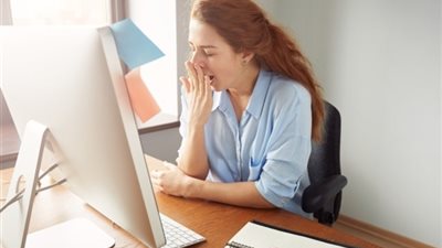 «لو كابس عليكِ النوم» 7 طرق للتخلص من النعاس في أماكن العمل