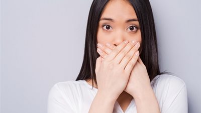 «لرائحة الفم المزعجة» تعرفي على مأكولات تخلصك منها