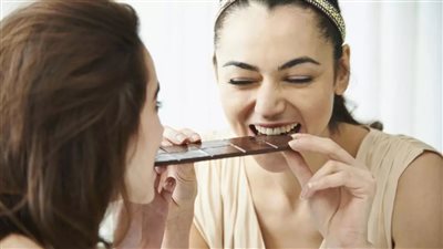«أثر نفسي» اكتشفي سر شعورك بالسعادة عقب تناول الشوكولاتة