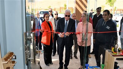 محافظ جنوب سيناء يفتتح محال تجارية بالممشى السياحي بشرم الشيخ