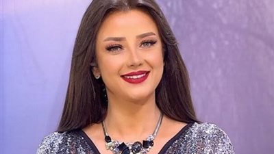  رضوى الشربيني تبرز رشاقتها بجمبسوت أسود جذاب