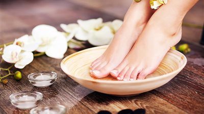 منها «العرقسوس» وصفات طبيعية للتخلص من تشققات الكعبين في الشتاء