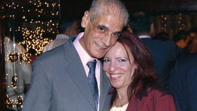 « ارتدت فستان زفاف» عارفة عبد الرسول تحتفل بعيد زواجها الـ 44