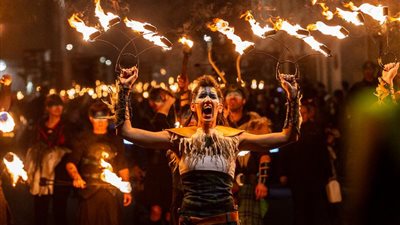 «هوجماناي» احتفالات أستكلندية مميزة بالعام الجديد من أيام الفايكنج