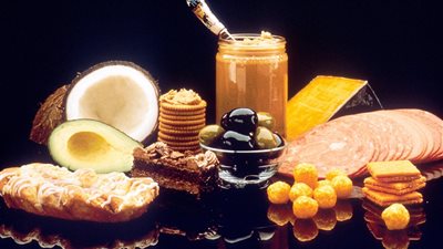 «احذري منها» 4 أطعمة تصيبك بالحزن وتؤثر على الصحة العقلية