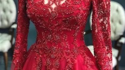 3 طرق لارتدائك فستانًا أحمر بشكل أنيق