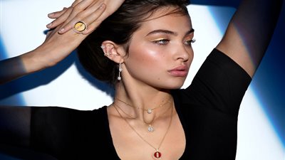 تألقي في سهرات الشتاء بقلائد العقيق الأحمر