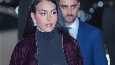 جورجينا تتخلى عن المايوه وترتدي «العباية السمراء» في السعودية