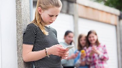 «دراسة تحذر» وسائل التواصل الاجتماعي تنشىء جيلًا من المراهقات أكثر حساسية