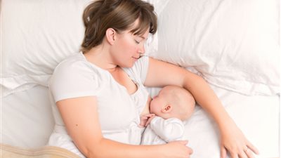 «احذري» نومك أثناء رضاعة طفلك قد يعرضه للاختناق