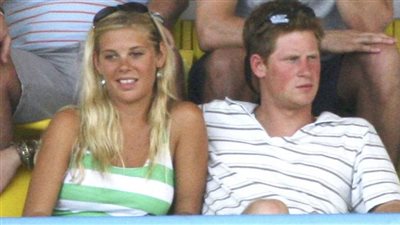 من هي التي أفقدت الأمير هاري عذريته بطريقة مذلة؟