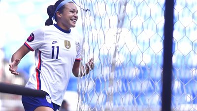 «جوهرة سمراء جديدة» صوفيا سميث أفضل لاعبة كرة قدم أمريكية لعام 2022