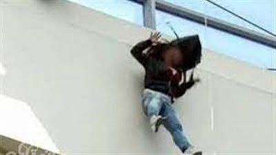 مصرع فتاة أسفل عجلات القطار و إنقاذ أخرى قبل سقوطها من شرفة