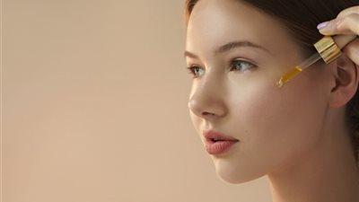 إليكِ أفضل طريقة لتطبيق حمض الهيالورونك على بشرة جافة