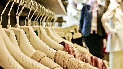 «بعد سعر الدولار اليوم» هل تتخلى الفتيات عن شراء البراندات؟