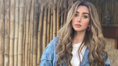 هنا الزاهد بإطلالة كاجوال وبطن مكشوف برفقة شقيقتها