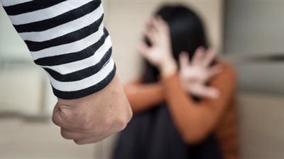 «فيديو صادم» رجل يسكب المياه على امرأة بلا مأوى في أمريكا