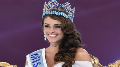 «بالمايوه البوركيني» البحرينية إيفلن عبد الله تلفت الأنظار بحفل ملكة جمال الكون 