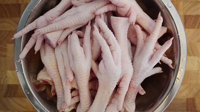  «أرجل الفراخ تصل الكويت» إعلان يثير الجدل عبر مواقع التواصل الاجتماعي