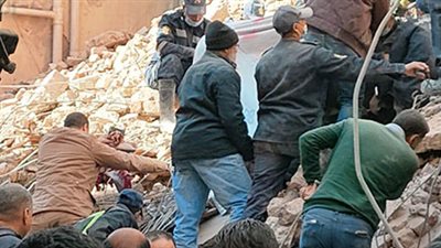 العثور على جثة سيدة تحتضن المصحف تحت أنقاض عقار أسيوط المنهار