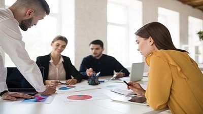 5 إشارات في لغة الجسد تكشف حقيقة مشاعر زميلك بالعمل