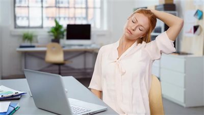 خطوة واحدة لعلاج مخاطر الجلوس كثيرا أثناء العمل