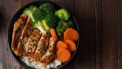 طريقة تحضير وجبة دجاج ترياكي بالأرز من المطبخ الياباني 