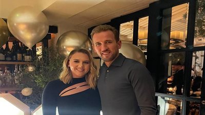 إطلالة جذابة لزوجة هاري كين في عيد ميلادها