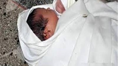 القبض على شاب وفتاة ألقيا طفلهما أمام مسجد حتى فارق الحياة