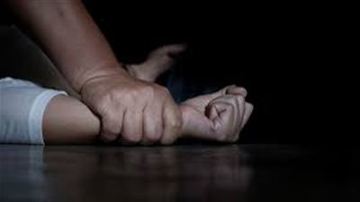 «أب شيطان» هتك عرض طفلته وصور لحظة اغتصابها