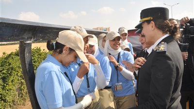 أمن القاهرة يوزع هدايا ولعب أطفال على المواطنين احتفالاً بعيد الشرطة (صور)