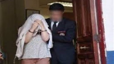 القبض على سيدة تبث مقاطع فيديو منافية للآداب