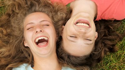 تفسير الحلم بشخص ميت يضحك في المنام للعزباء والمتزوجة والحامل والمطلقة 