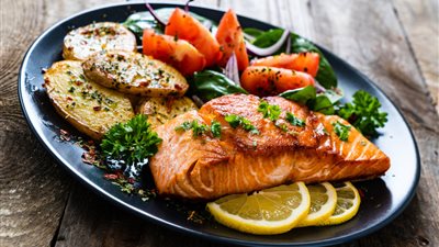 «لمحبات المأكولات البحرية» تعرفي على طريقة عمل السلمون بالخضروات