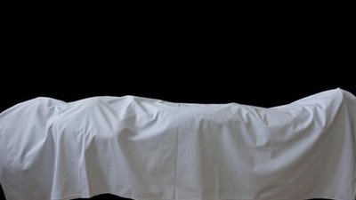 كيف يكفن ميت وعليه ديون وماله محجوز عليه؟ «الإفتاء» تجيب