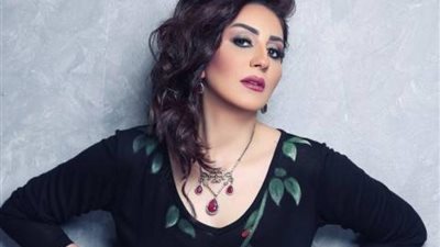 وفاء عامر ندمانة على مساعدة إحدى الفنانات: «مقدرتش وقفتي»