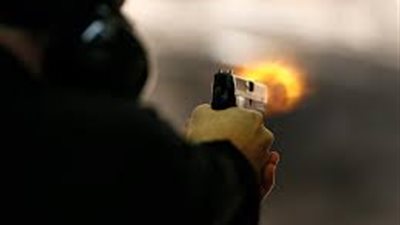القبض على متهم أطلق أعيرة نارية بشكل عشوائي فقتل شخص وأصاب آخرين 