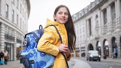 «بسبب مرض والدتها» طالبة تبتكر حقيبة تنقي الهواء من التلوث