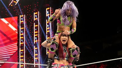 كيف فازت البطلة اليابانية إيو سكاي بعرض راو في WWE؟( فيديو)