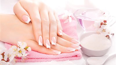 «بعصير الطماطم» أفضل طريقة للحصول على أظافر قوية