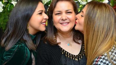 دلال عبد العزيز وحفيدتها «كايلا» في كواليس «الكبير أوي»