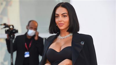 «توب مكشوف الصدر» إطلالة جورجينا في السعودية تثير الجدل