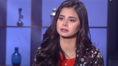 منة عرفة تُعلق على ظهورها بالمايوه في أحد الشواطئ (فيديو)