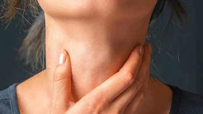 كيف تتخلصين من إسمرار الرقبة بطرق طبيعية؟