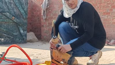 «هير نيوز» تنشر قصص ستات بـ100 ست.. الأسطى أم فارس الكهربائية سند زوجها في أزمته