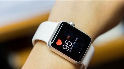 هل للساعات الذكية دور في إنقاذ البشر؟ «خبير تكنولوجي يجيب»