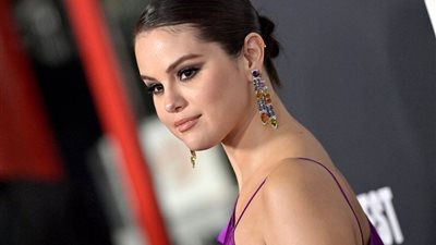 تمتعي ببشرة نضرة كلها أنوثة على طريقة سيلينا غوميز